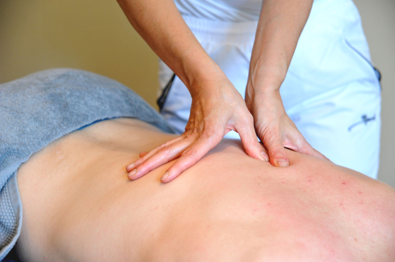 Heidis Hände bei einer Rückenmassage